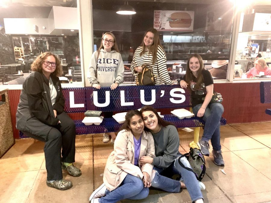 Members+of+student+media+after+enjoying+a+meal+at+Lulus+in+San+Antonio.+The+restaurant+i+famous+for+their+three-pound+cinnamon+rolls+and+delicious+home+cooking.+