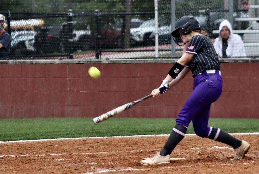 BATTING+IN.+Freshman+Kynlei+Chapman+hits+the+ball+to+try+and+get+on+base.+