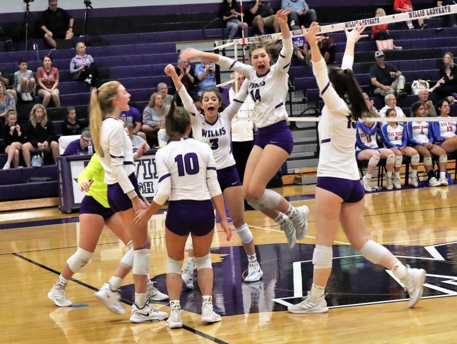 GOOD+JOB.+After+winning+a+point+against+the+Lady+War+Eagles%2C+the+team+celebrates.+After+a+tough+district+battle%2C+the+LadyKats+lost+in+four+sets.+