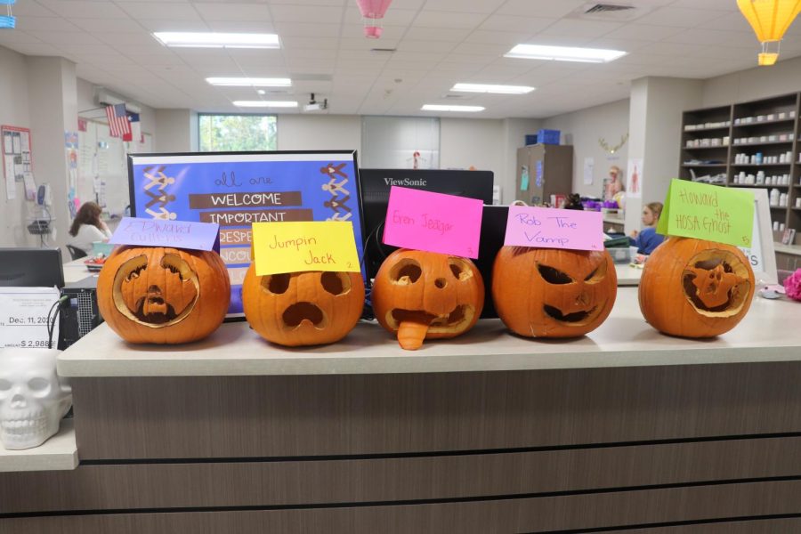 SPOOKY VIBES. After a club pumpkin carving contest, the jack-o-lanterns greet students in Katrina Kings class. 