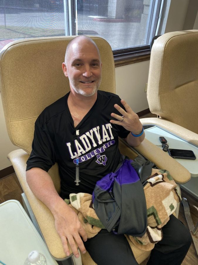 FOURTH+QUARTER.+Receiving+his+10th+of+12th+rounds+of+chemo%2C+Coach+Michael+Storms+starts+what+he+coined+the+fourth+quarter+of+his+treatment.+After+experiencing+chemo+with+her+husband%2C+Coach+Megan+Storms+recruited+some+of+her+volleyball+players+to+spread+cheer+at+the+hospital+where+Storms+and+many+others+receive+cancer+treatment.+