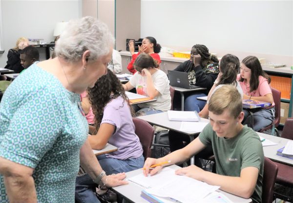 HABLA ESPANOL. Helping sophomore Ashton Stanley with his assignment, Spanish teacher Pat Kercheval teaches her 6th period class. Kercheval began her 50th year teaching in August.
