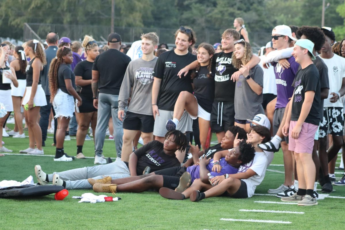 CHEEEEEESE. A group of sophomores, juniors and seniors gather to take a group photo at Meet the Kats after seeing all of our athletes. This is a special event for people because for some it’s their last time ever going to one. “Meet the Kats is always something special to us at the beginning of the year since we can show our faces and meet everyone to show them what we are as Wildkats,” senior Tai Troncoso said. “Especially since this year is our last and final year here.”