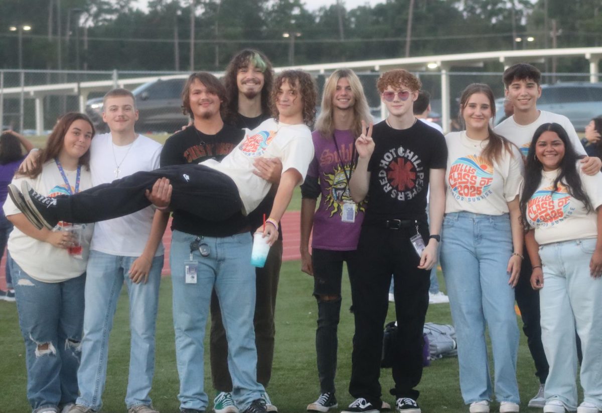 THE END OF AN ERA. Members of the senior class pose together during Senior Sunrise. It is the first of many events to round off their high school careers.