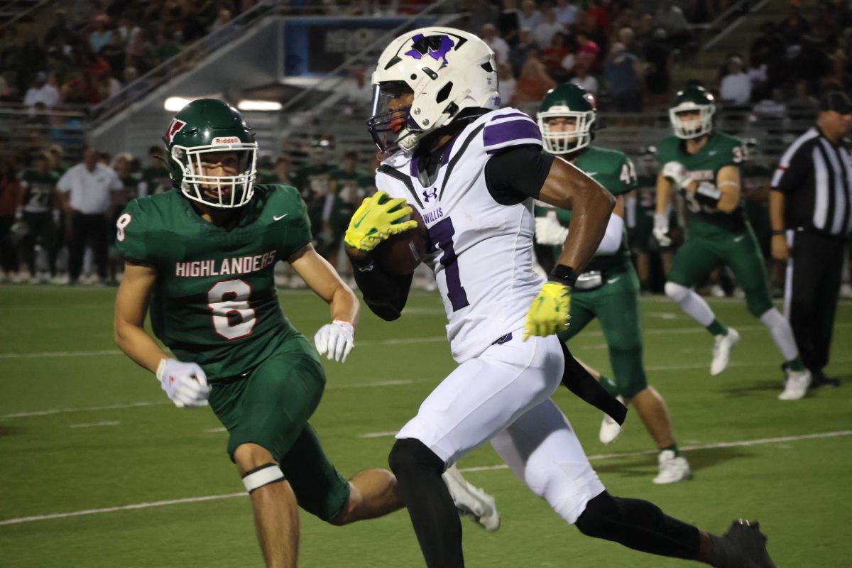 TOO FAST. Rushing to the end zone to score a touchdown, junior Jermaine Bishop sprints past The Woodlands' defense.