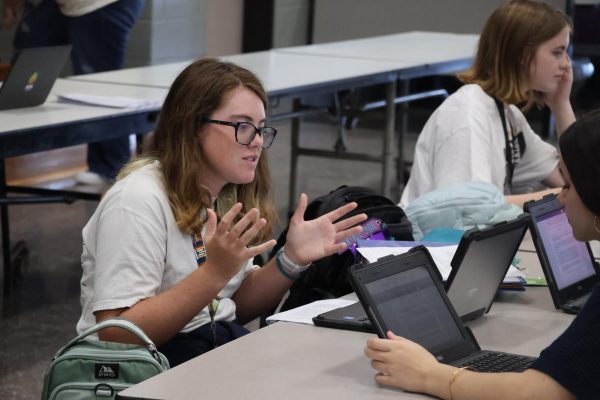 DBQ PRACTICE. Helping underclassmen work through the process, junior Jewell Steen mentors during the writer workshop. Students in Mr. Robinson's AP World History can choose to be assigned to a mentor and be taught how to work through the questions.