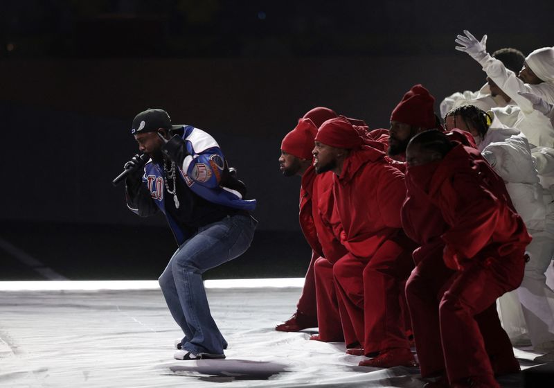 HALFTIME SHOW. Kendrick Lamar performs during the halftime show REUTERS/Mike Segar