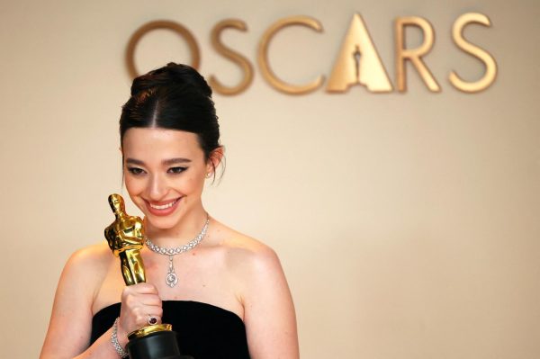 HER MOMENT. Mikey Madison poses with the Best Actress Oscar for "Anora" in the Oscars photo room at the 97th Academy Awards in Hollywood, Los Angeles, California, U.S., March 2, 2025. REUTERS/Daniel Cole