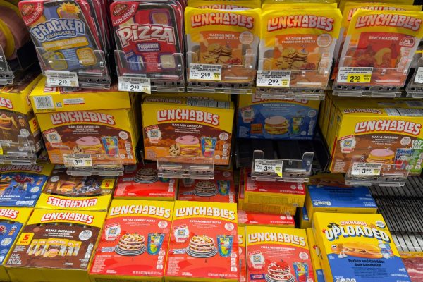 NOT A HEALTHY CHOICE. Kraft Heinz-owned Lunchables products are displayed for sale in a grocery store in Encinitas, California, U.S., November, 12, 2024.  REUTERS/Mike Blake